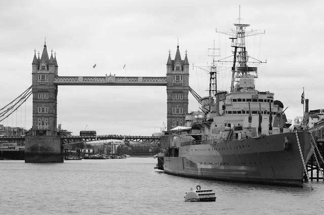 Корабль и мост