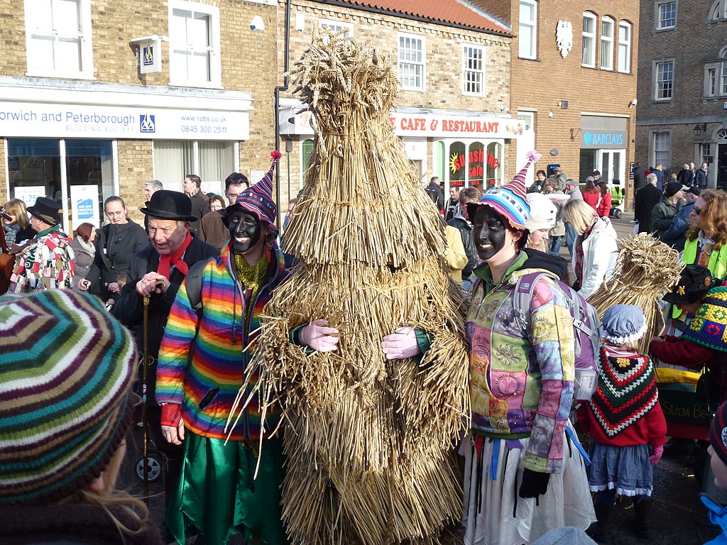 Straw Bear Festival Необычные праздники Великобритании