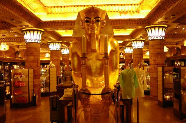 Фото: Targeman / Wikimedia Commons / CC-BY-SA-3.0-migrated Внутри универмага Хэрродс