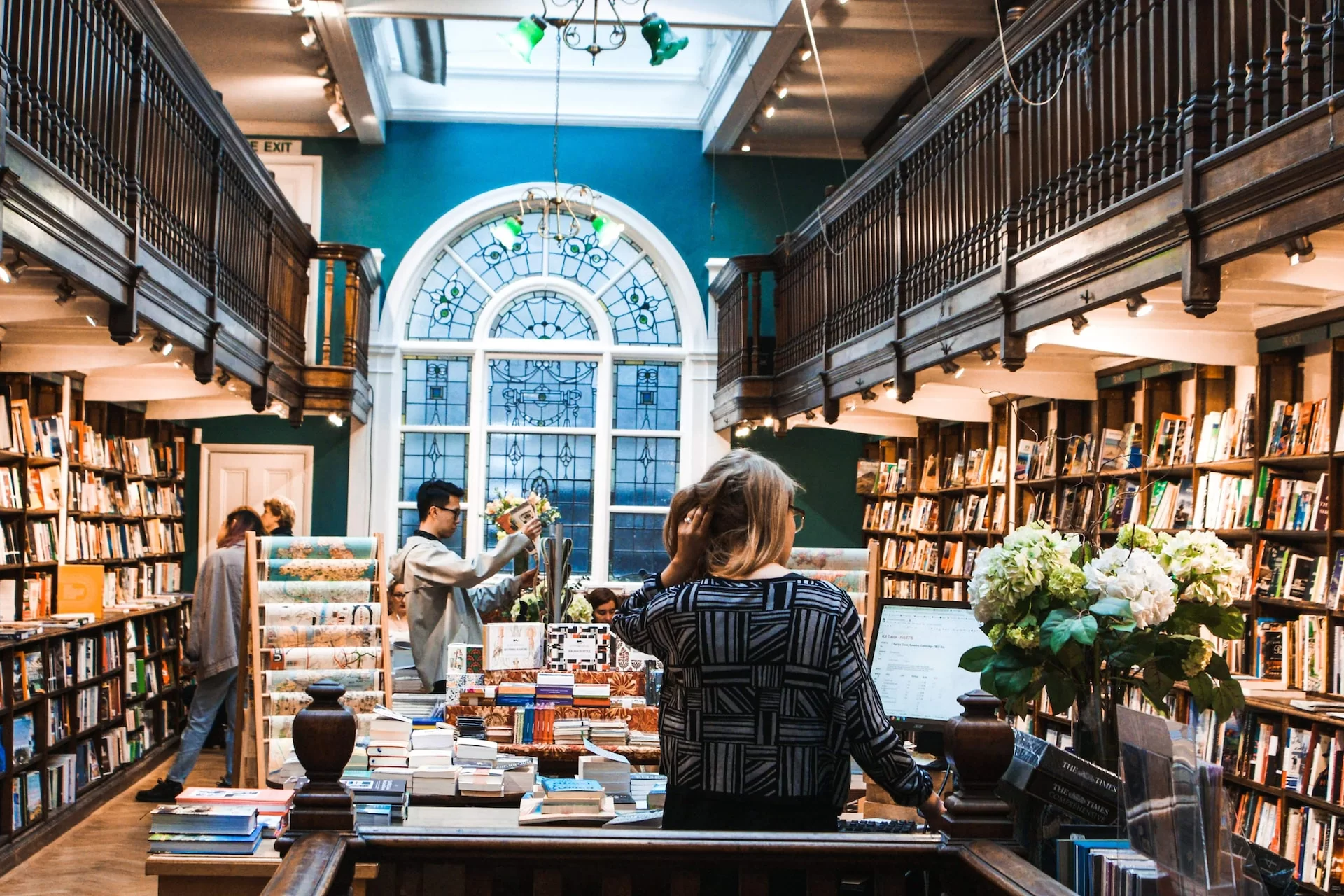 Самые популярные книжные магазины. Bookshop книжный магазин. Библиотека Вдохновение. Частные издательства.