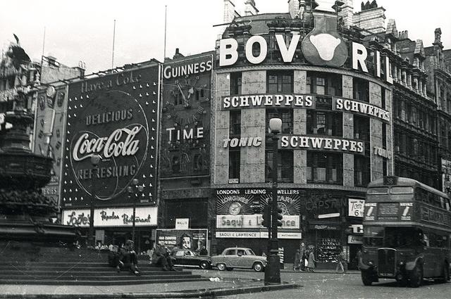 Piccadilly Circus. 1957 год Piccadilly Circus. 1957 год