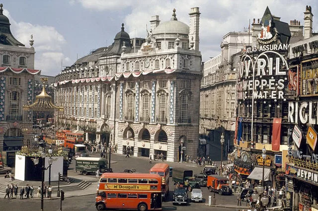 Piccadilly Circus. 1953 год. http://neon-piccadilly.byethost7.com/27.html Piccadilly Circus. 1953 год. http://neon-piccadilly.byethost7.com/27.html