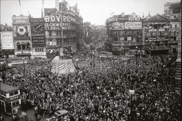 Piccadilly Circus. 1945 год Piccadilly Circus. 1945 год